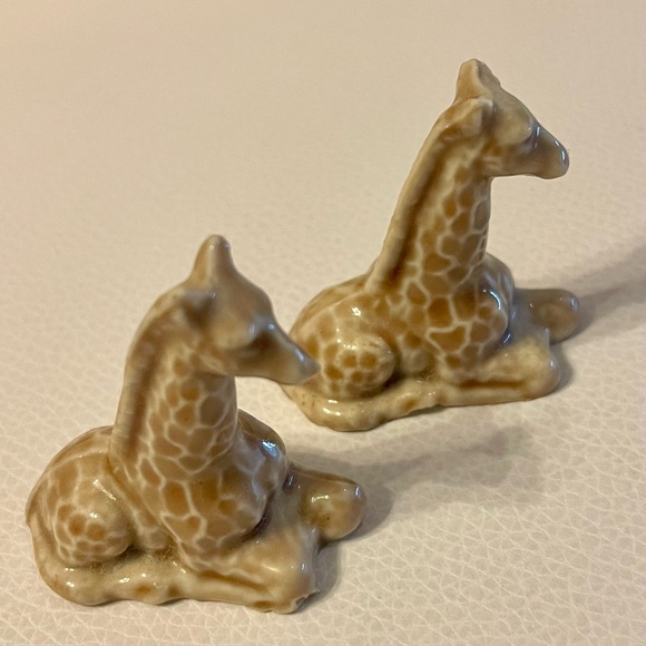 WADE Collectables - 2 GIRAFFES made of  porcelain ceramic /1.5” wide x 1.5” tall - Picture 6 of 6